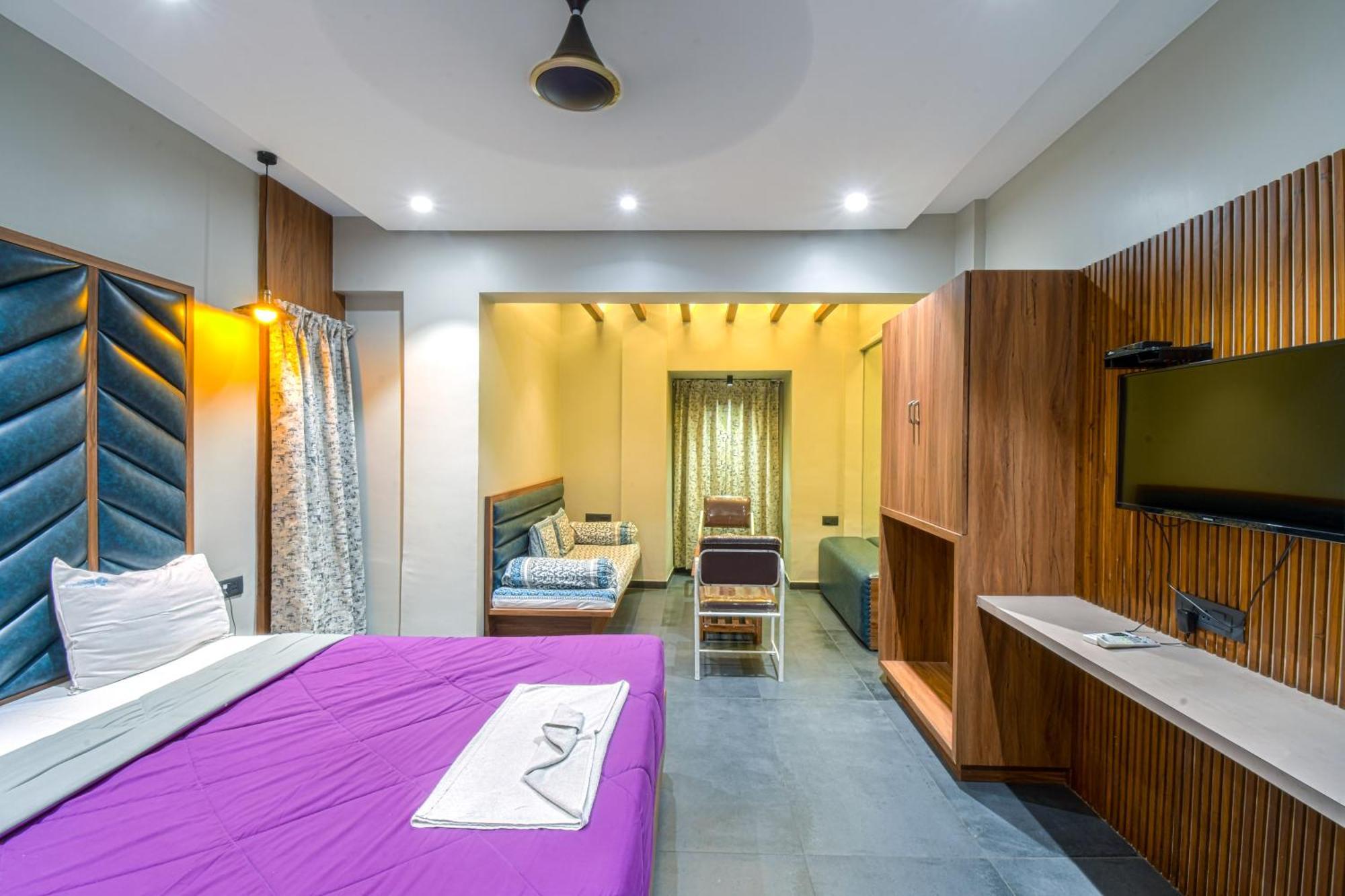 Hotel Vrindavan Deluxe Kolhapur Exterior photo