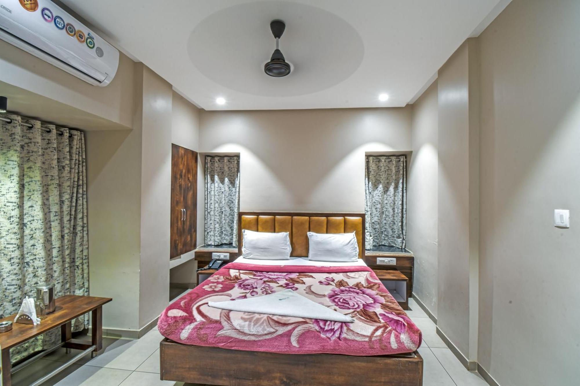 Hotel Vrindavan Deluxe Kolhapur Exterior photo