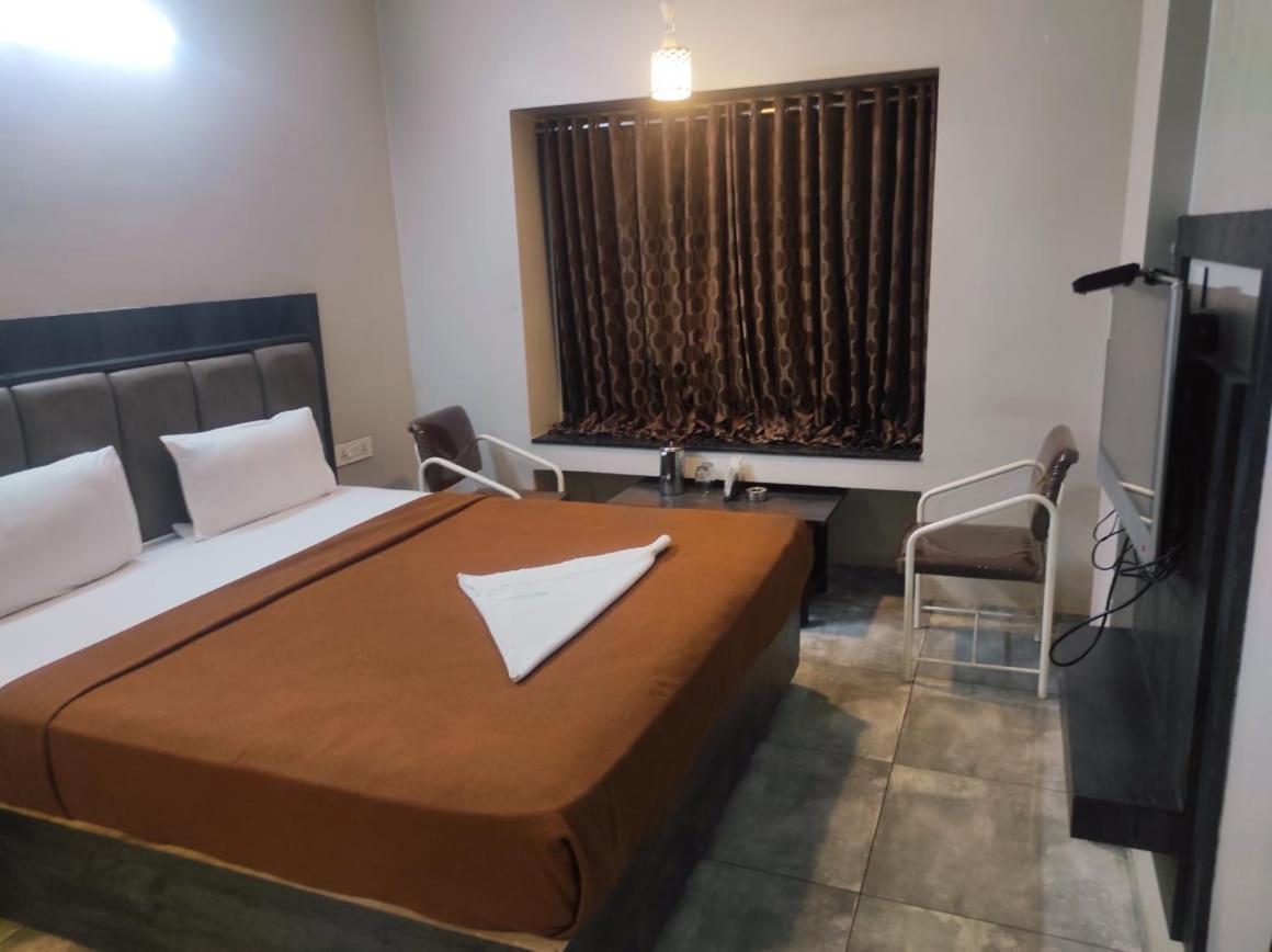 Hotel Vrindavan Deluxe Kolhapur Exterior photo