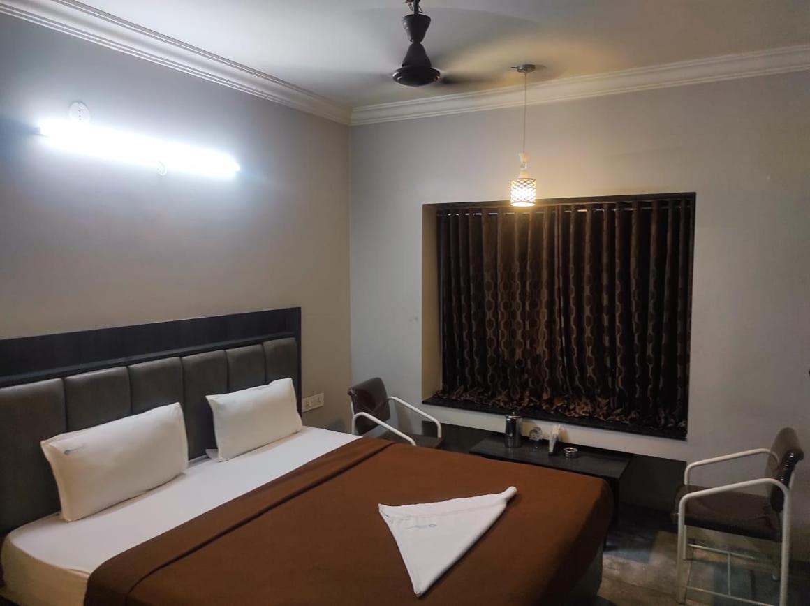 Hotel Vrindavan Deluxe Kolhapur Exterior photo