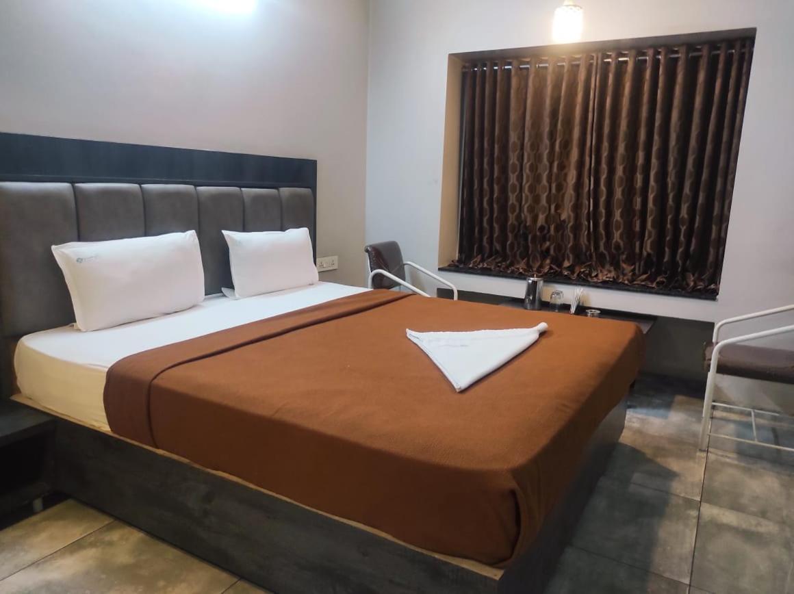 Hotel Vrindavan Deluxe Kolhapur Exterior photo