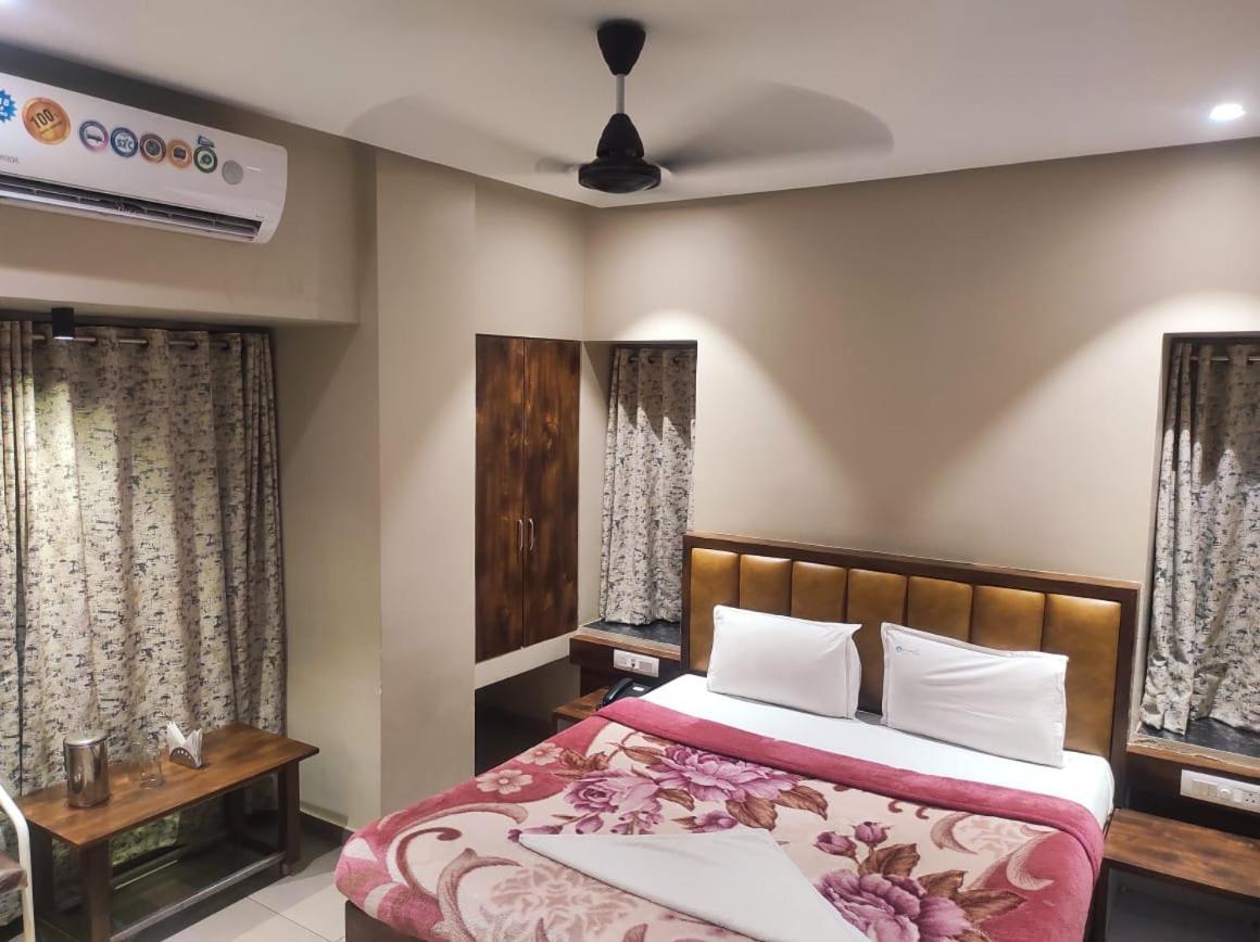 Hotel Vrindavan Deluxe Kolhapur Exterior photo