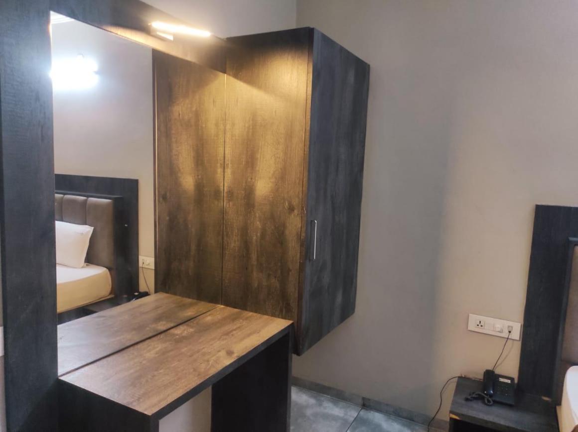 Hotel Vrindavan Deluxe Kolhapur Exterior photo