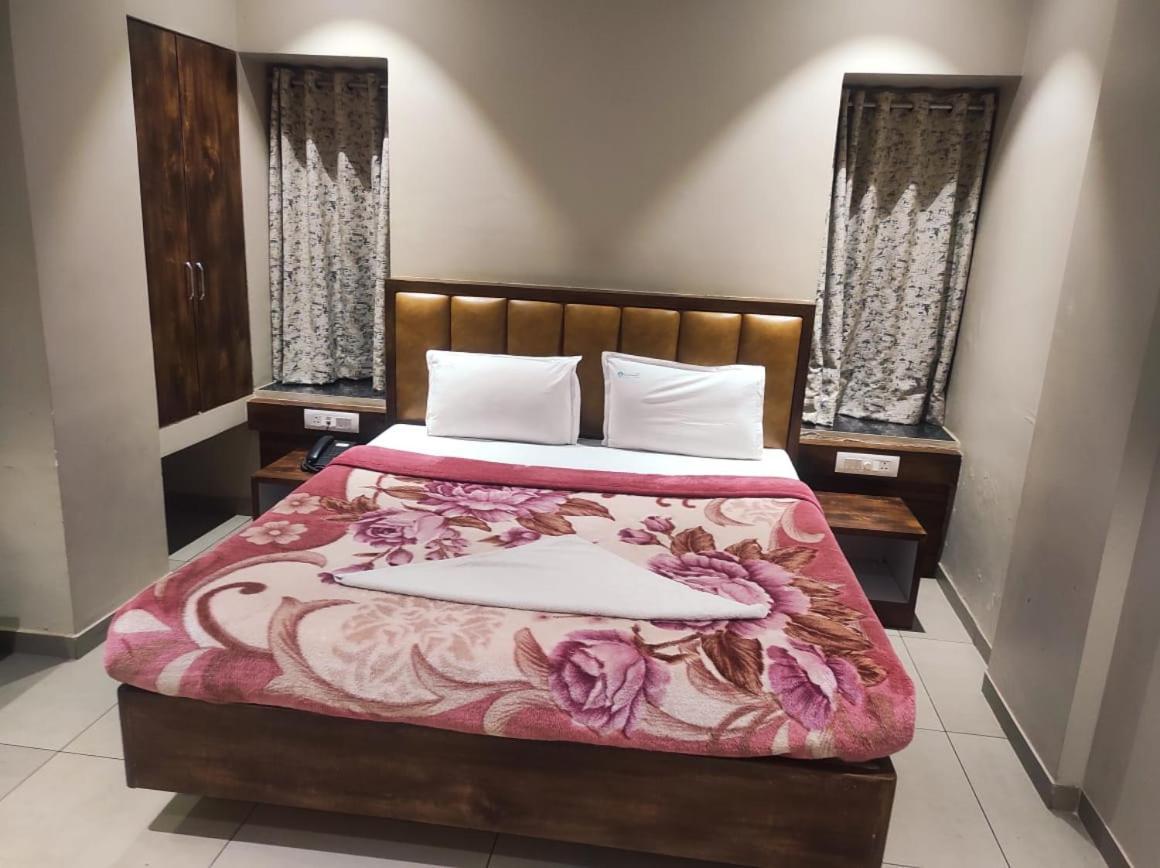 Hotel Vrindavan Deluxe Kolhapur Exterior photo