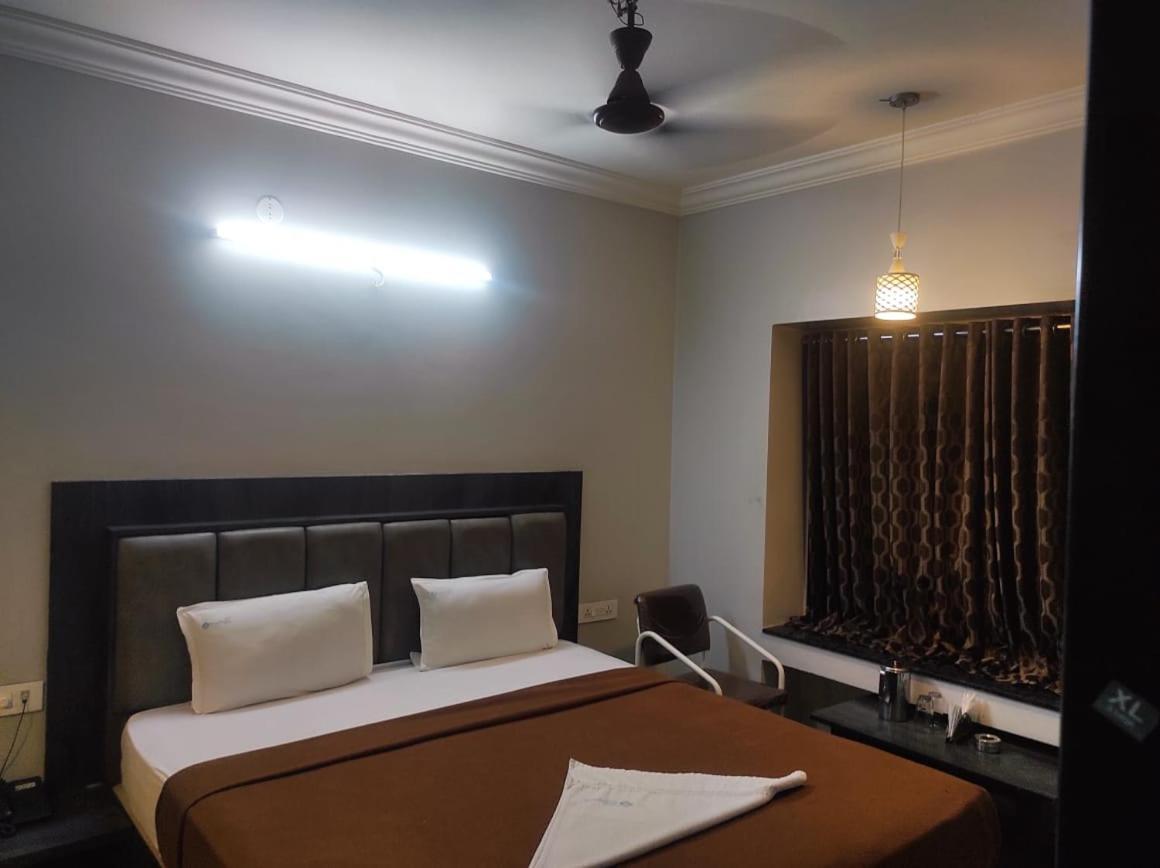 Hotel Vrindavan Deluxe Kolhapur Exterior photo