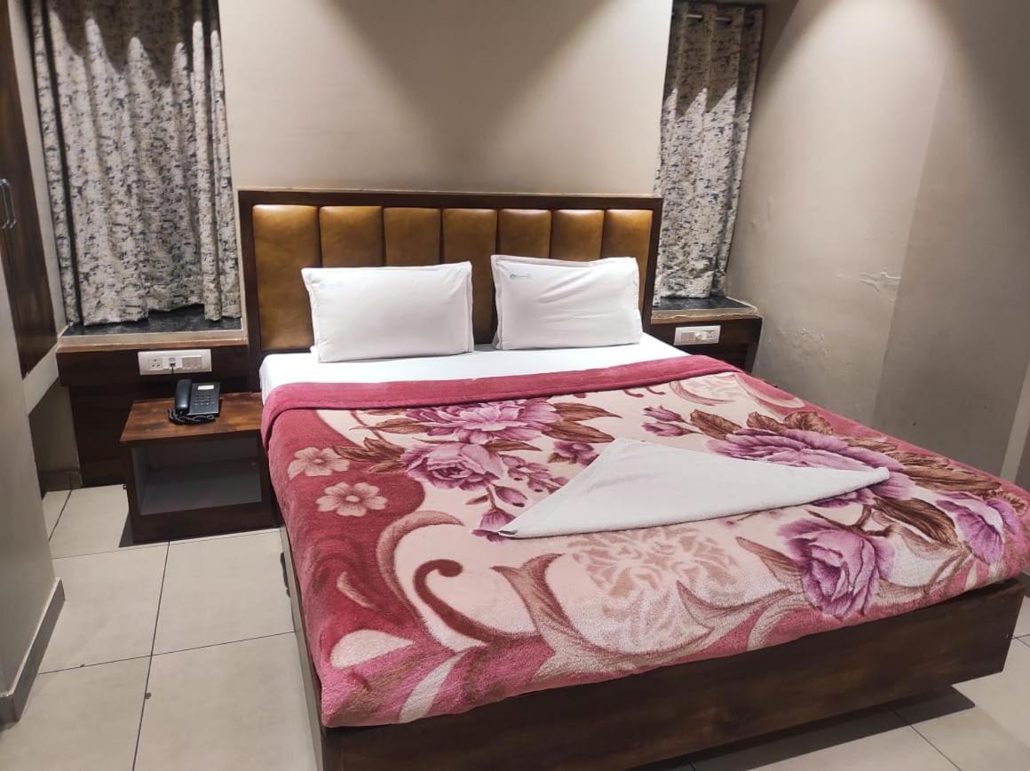 Hotel Vrindavan Deluxe Kolhapur Exterior photo
