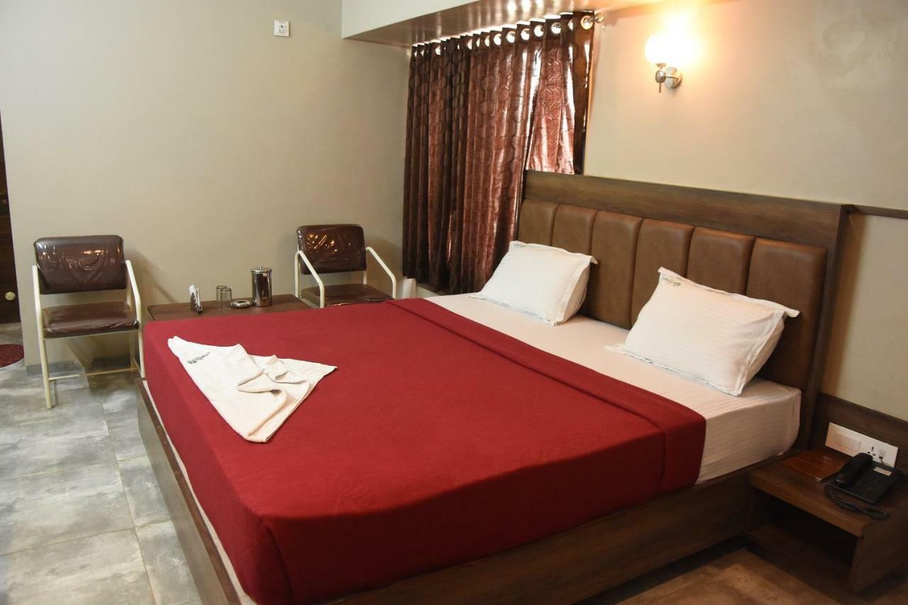 Hotel Vrindavan Deluxe Kolhapur Exterior photo