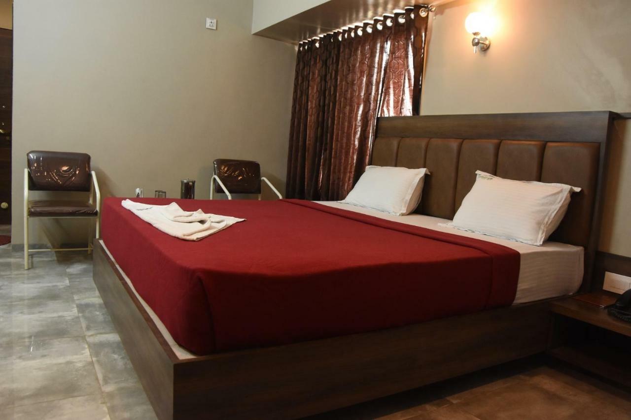 Hotel Vrindavan Deluxe Kolhapur Exterior photo